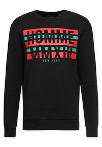 Sudadera negra con texto en negrita de color rojo y verde que dice "HOMME MMXIII NEW YORK", con cuello redondo y mangas largas.