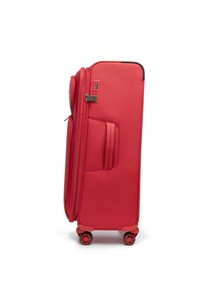 Maleta rígida roja con una superficie texturizada, dos asas, un bolsillo lateral y cuatro ruedas giratorias. Equipado con un candado de combinación.