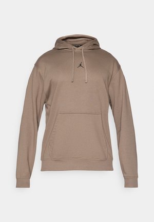 Hanorac maro cu glugă, realizat din material moale, având o buzunar frontal și un logo negru pe piept. Include manșete și talie cu tiv.