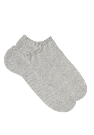 Graue Knöchelsocken aus einem weichen, gestrickten Material mit gerippten Bündchen. Verfügt über ein glattes Finish und ein rundes Zehendesign.