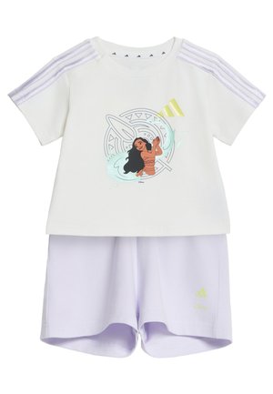 Weißes und lavendelfarbenes Kinder-Sportset mit Moana-Grafik auf dem Shirt sowie Adidas-Logos auf Shirt und Shorts.