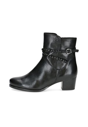 Bottine en cuir noir avec un détail de sangle tressée, bout rond et talon empilé pour plus de hauteur. Texture lisse et design épuré.
