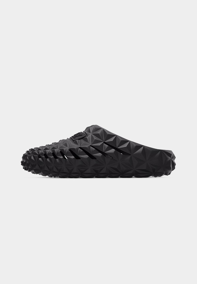 Μαύρο παπούτσι τύπου slip-on με γεωμετρικό τριγωνικό μοτίβο και κεκλιτές σχισμές αερισμού στο πλάι, εμφανιζόμενο από πλάγια όψη.