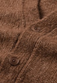 Brauner Strickcardigan mit einer weichen, strukturierten Webart. Verfügt über zwei braune Kunststoffknöpfe und ein V-Ausschnitt-Design.