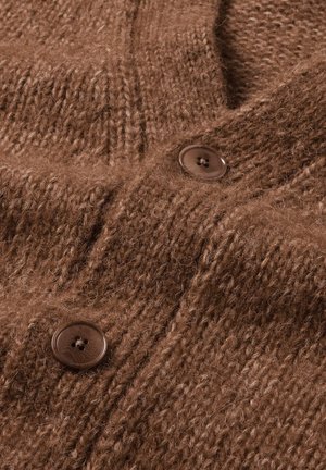 Bruine gebreide cardigan met een zachte, gestructureerde weving. Voorzien van twee bruine kunststof knopen en een V-hals ontwerp.