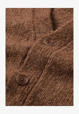 Brauner Strickcardigan mit einer weichen, strukturierten Webart. Verfügt über zwei braune Kunststoffknöpfe und ein V-Ausschnitt-Design.