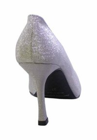 Scarpa con tacco alto in glitter argento, con punta affusolata e sottile tacco a stiletto, caratterizzata da una superficie tessutata e una suola nera.