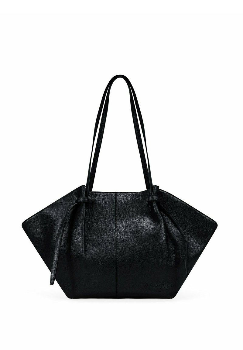 Bolso tote de cuero negro con un diseño angular único, dos asas largas y secciones recogidas en la parte superior para añadir textura.