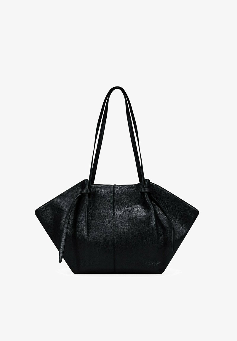 Bolso tote de cuero negro con un diseño angular único, dos asas largas y secciones recogidas en la parte superior para añadir textura.
