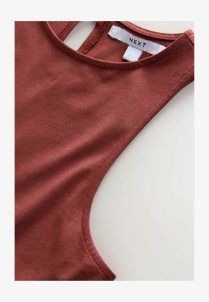 Bordauxfarbenes Tanktop aus weich elastischem Material mit Rundhalsausschnitt und offenem Rücken. Verfügt über dezente Nähte entlang der Kanten und ein Etikett.