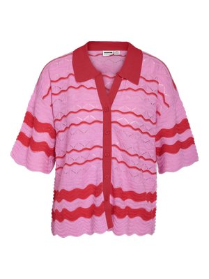 Cardigan tricoté à manches courtes avec rayures ondulées roses et rouges, col rouge, boutonnière sur le devant et ourlet festonné.