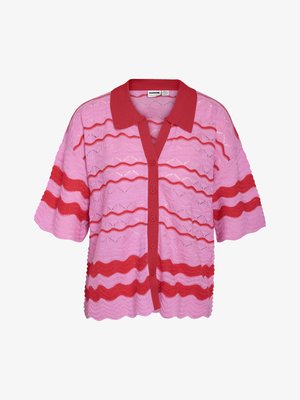 Cardigan tricoté à manches courtes avec rayures ondulées roses et rouges, col rouge, boutonnière sur le devant et ourlet festonné.