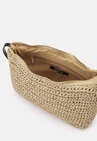 Tkaná slaměná kabelka obdélníkového tvaru, béžové barvy, se zlatým zipem a hladkým textilním interiérem s malou kapsou.