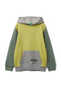 Felpa con cappuccio di colore giallo chiaro, maniche verdi, cappuccio e tasca grigia, con la scritta "Benetton Dept. Since 1965" stampata sulla tasca anteriore.