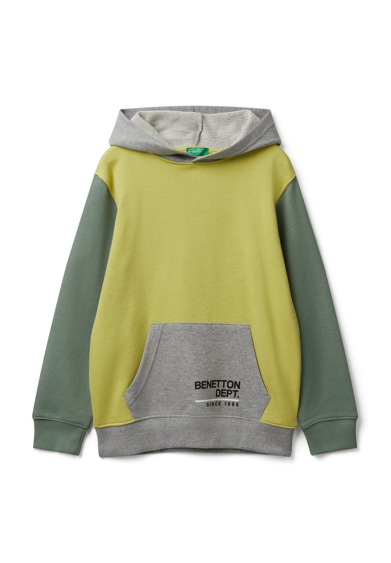 Felpa con cappuccio di colore giallo chiaro, maniche verdi, cappuccio e tasca grigia, con la scritta "Benetton Dept. Since 1965" stampata sulla tasca anteriore.