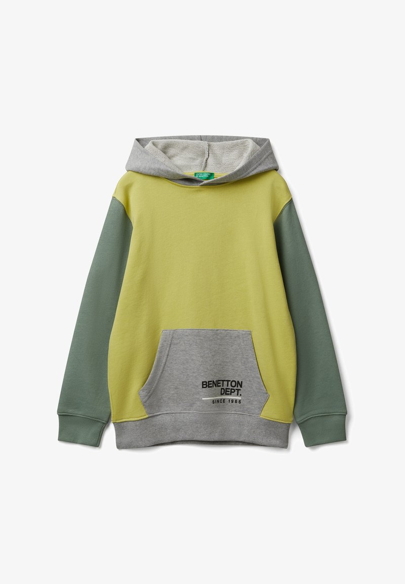 Mikina s kapucí světle žlutého těla, zelenými rukávy, šedou kapucí a kapsou, s nápisem "Benetton Dept. Since 1965" tištěným na přední kapse.