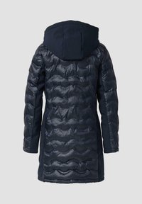 Mornarska puffer jakna s teksturiranim prešanim vzorcem, prilegajočo kapuco in kontrastnim materialom na rokavih in hrbtu. Dolga dolžina za dodatno toploto.