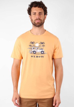 T-shirt orange à manches courtes en coton, présentant un graphique d'un véhicule avec des palmiers et le texte "Oxbow Stay Alive."