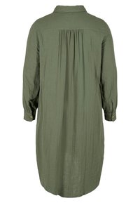 Robe en tissu texturé de couleur vert olive à manches longues, avec empiècement dos froncé et poignets boutonnés, vue de dos.