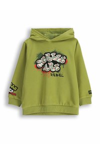 Zielona bluza z kapturem z tekstem w stylu graffiti i akcentami w kolorze czerwonym i czarnym. Miękka faktura z ściągaczami przy rękawach i u dołu.