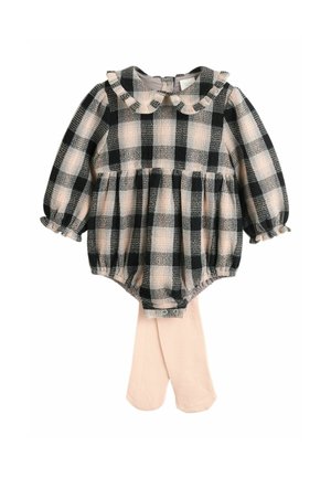 Melnā un rozā kabatas raksta bērnu romperis ar volānu apkakli, pūkainām piedurknēm un snap aizdari; kopā ar gaiši rozā zeķubiksēm.