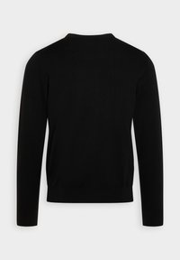 Čierny sveter s hladkou textúrou, okrúhlym výstrihom a dlhými rukávmi. Lem a manžety sú rebrované pre priliehavý vzhľad.