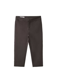 Pantalon court marron foncé avec une ceinture plate et sans poches ni boutons visibles, posé à plat sur un fond blanc.