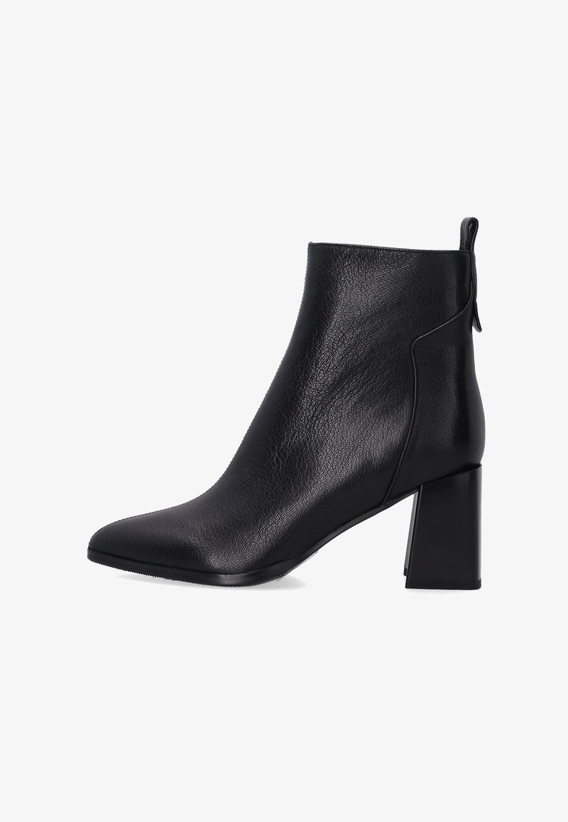 Schwarze Leder-Ankle-Boots mit spitz zulaufender Zehenpartie, strukturierten Oberflächen und einem klobigen, rechteckigen Absatz. Mit einer kleinen Ziehlasche hinten für ein einfaches Anziehen.
