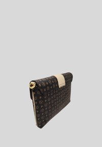 Borsa a pochette nera con un motivo testurizzato, dettagli dorati e una striscia orizzontale di colore crema. Chiusura a calamita. Forma rettangolare.