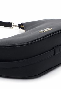 Sort crossbody taske med tekstureret læderudvendigt, buet form, guldfarvet hardware og aftagelig rem. Lynlåslukning på toppen.