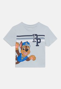 Šviesiai pilkas trumpomis rankovėmis marškinėliai su animaciniu šunimi mėlynu uniformu ir kepure, juodai mėlynomis horizontaliomis juostomis ir spausdintu užrašu.