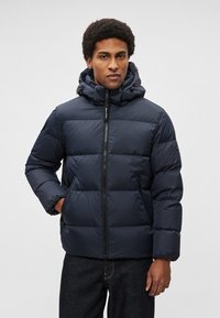 Casaco acolchoado azul-marinho com capuz, com fecho de correr e bolsos laterais. Feito de material liso com padrão acolchoado e punhos elásticos.