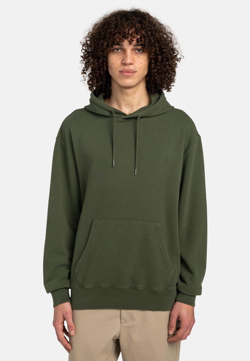 Grøn bomulds hoodie med en kængurulomme, justerbar snor i hætten, ribbede manchetter og en subtil logo detalje på brystet.