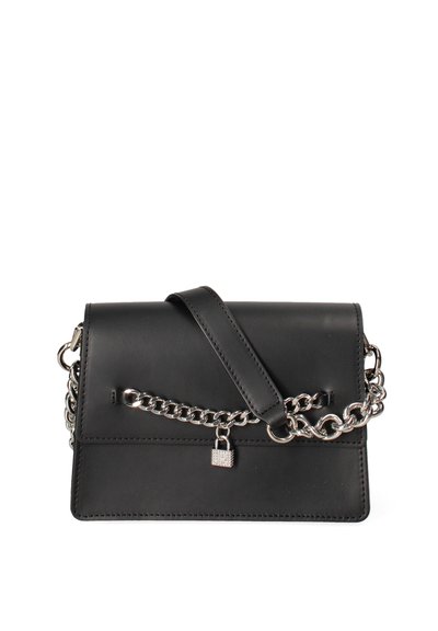 Sac à main en cuir noir avec une bandoulière en chaîne, fermeture à rabat, détail de verrouillage accentué et texture lisse. Forme rectangulaire avec des lignes épurées.