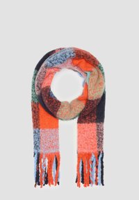 Gebreide sjaal met een multicolore ruitpatroon in tinten oranje, groen en zwart, met franjes aan de uiteinden voor extra textuur.