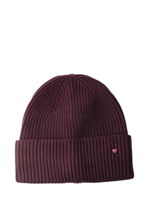 Bonnet en maille côtelée violet foncé avec un bord replié et une petite décoration cœur rose sur le revers.