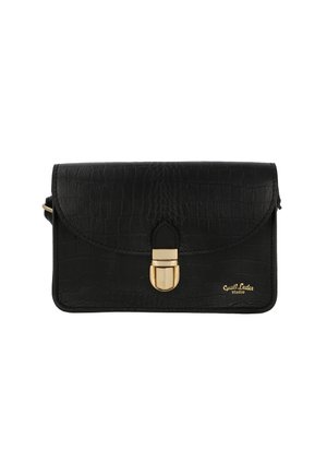 Zwarte leren handtas met een krokodillenstructuur, met een gouden sluiting en een flapafsluiting. Eenvoudig, elegant ontwerp.