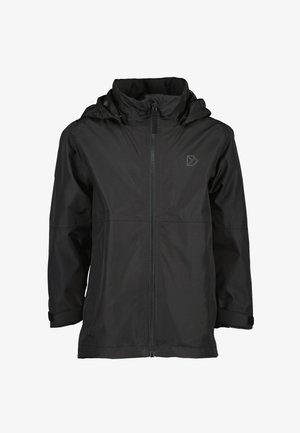 Czarna wodoodporna kurtka z kapturem, zapinana na zamek błyskawiczny, z elastycznymi mankietami i gładką teksturą. W zestawie z niebieskimi dżinsami i białymi trampkami.