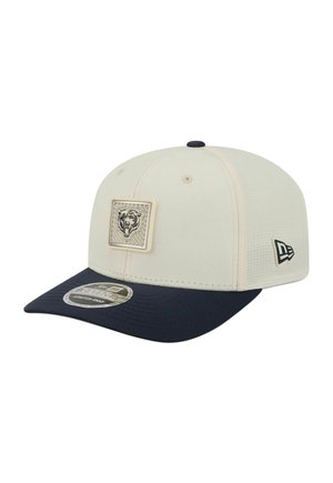 Beige und marineblaue Baseballkappe mit aufgenähtem Bärenlogo vorne und New Era-Logo an der Seite, dargestellt auf weißem Hintergrund.
