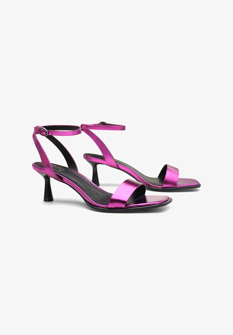 Sandali open-toe in raso fucsia con una sottile cinghia alla caviglia, tacco nero di altezza media e design minimalista. Texture liscia con finitura lucida.