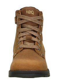 Bruine leren enkelboots met een gestructureerd oppervlak, voorzien van metalen gouden veters, een ronde neus en een zijrits voor gemakkelijke toegang.