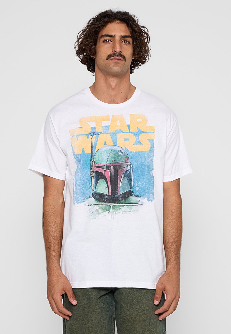 Vit bomulls t-shirt med en grafik av en Boba Fett-hjälm och orden "STAR WARS" i gult, med en blå och grön bakgrund.
