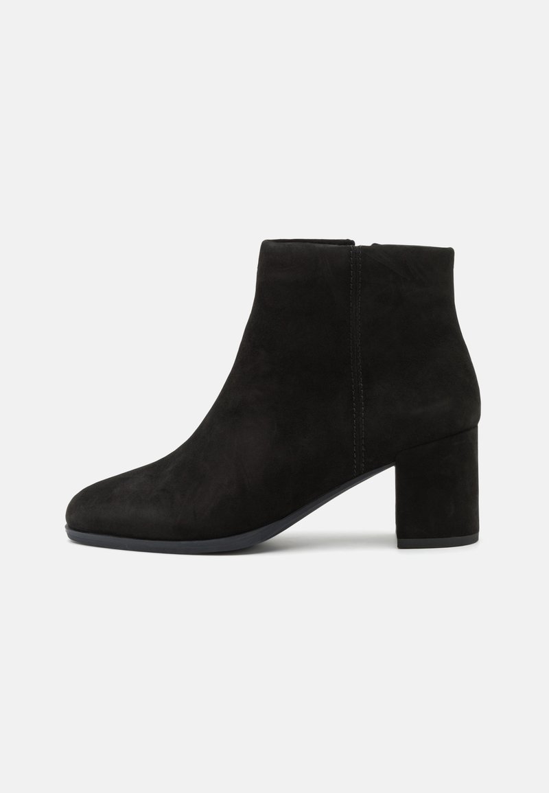 Schwarze Wildleder-Ankle Boots mit runder Zehenpartie und Blockabsatz in mittlerer Höhe, ausgestattet mit einer glatten Textur und einem seitlichen Reißverschluss für einfaches An- und Ausziehen.