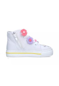 Sneakers bianchi alte con zip, con accenti floreali rosa e viola sui lati e una suola bianca con una striscia gialla.