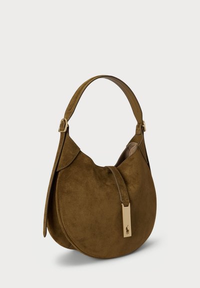 Smeđa nubuk torba za rame s zakrivljenim oblikom, jednim podesivim remenom i zlatnim logotipom. Glatka tekstura, minimalistički dizajn.