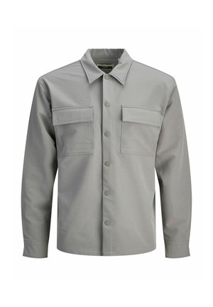 Harmaa takki, joka on valmistettu kevyestä kankaasta. Siinä on klassinen kaulus, kaksi rintataskua ja etupuolella painonappikiinnitys.