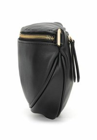 Czarna skórzana torba na ramię z zamkiem błyskawicznym w złotym kolorze i regulowaną klamrą paska, widoczna z boku na białym tle.