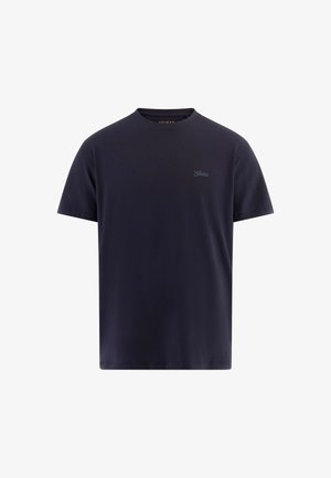 Tumesinine puuvillane lühikeste varrukatega T-särk, millel on ümmargune kaelus ja väike tikand logoga vasakul rinnal. Sile tekstuur ja klassikaline istuvus.