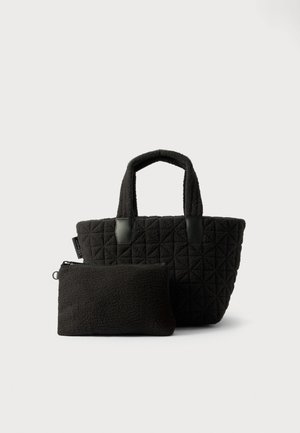 Juodas siuvinėjamas tote krepšys su dviem rankenomis ir odiniais akcentais; komplekte yra mažesnis atitinkantis užtrauktukas, abu pagaminti iš minkštos tekstūruotos medžiagos.