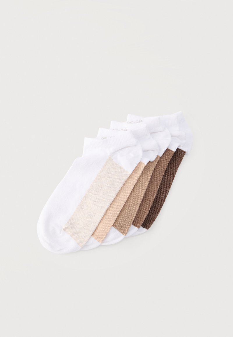Cinq paires de socquettes basses avec bouts et talons blancs, chacune avec une rayure dégradée différente du beige au brun au milieu.